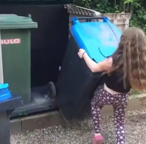    打臉！英國清潔工稱垃圾桶難放 8歲女孩當(dāng)場(chǎng)示范