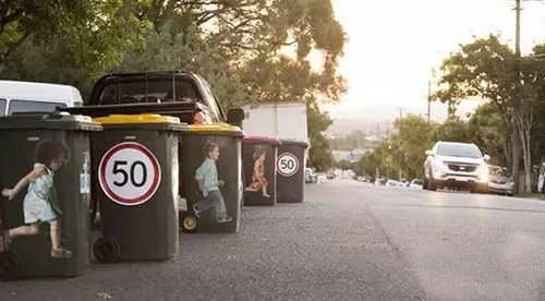 垃圾桶上貼安全標識，提醒司機‘不要超速’