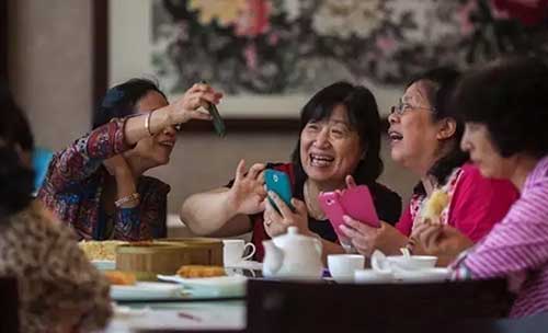 書(shū)報(bào)亭、早餐車(chē),甚至垃圾桶都有二維碼“身份證”了。