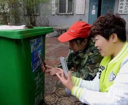 書(shū)報(bào)亭、早餐車(chē),甚至垃圾桶都有二維碼“身份證”了。