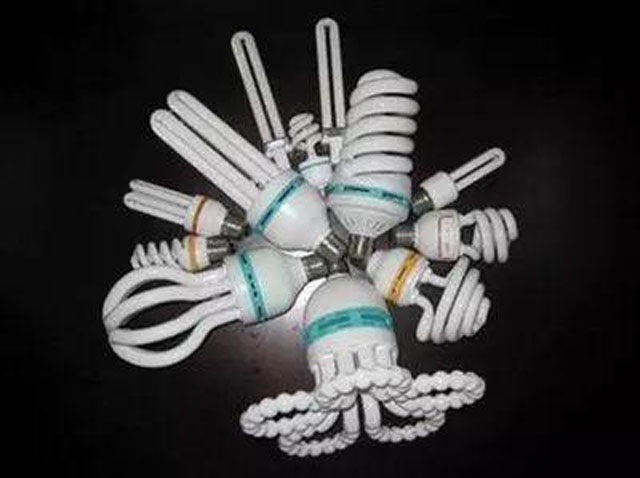 有害垃圾危害大，請(qǐng)投有害垃圾桶集中處置